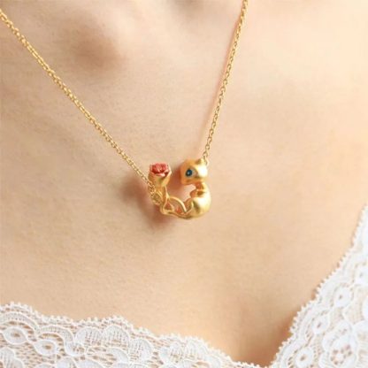 Goldene Mew Halskette mit Blumenmotiv – Bild 4