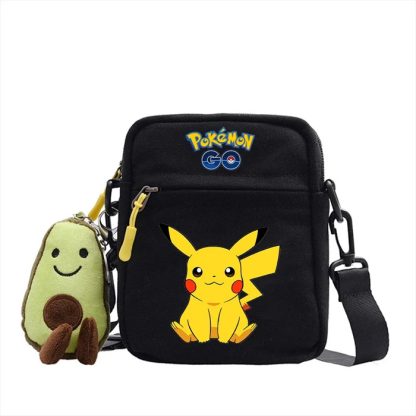 Messenger Tasche mit Pokemon Motiven und Avocado Plüsch Anhänger – Bild 3