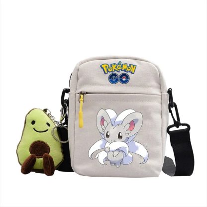 Messenger Tasche mit Pokemon Motiven und Avocado Plüsch Anhänger – Bild 10