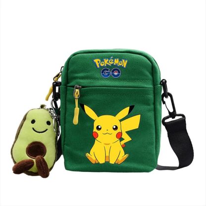Messenger Tasche mit Pokemon Motiven und Avocado Plüsch Anhänger – Bild 24