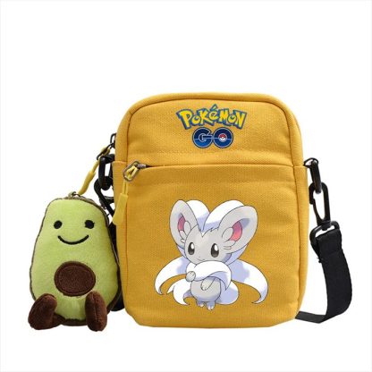 Messenger Tasche mit Pokemon Motiven und Avocado Plüsch Anhänger – Bild 25