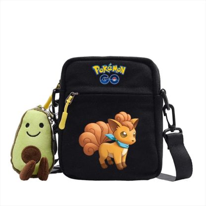 Messenger Tasche mit Pokemon Motiven und Avocado Plüsch Anhänger – Bild 31