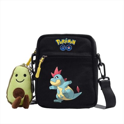 Messenger Tasche mit Pokemon Motiven und Avocado Plüsch Anhänger – Bild 35