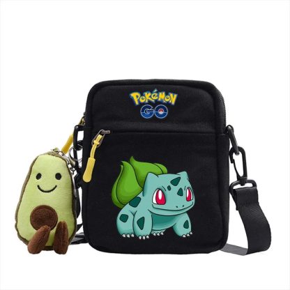 Messenger Tasche mit Pokemon Motiven und Avocado Plüsch Anhänger – Bild 36