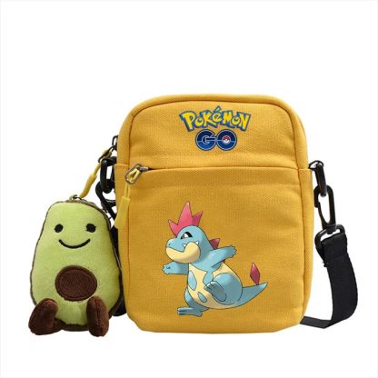 Messenger Tasche mit Pokemon Motiven und Avocado Plüsch Anhänger – Bild 42