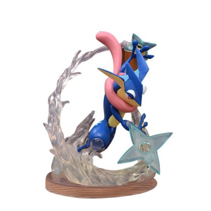 Greninja Pokémon Quajutsu Sammelfigur mit Ornamenten – Bild 2