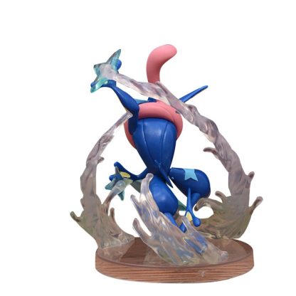 Greninja Pokémon Quajutsu Sammelfigur mit Ornamenten – Bild 3